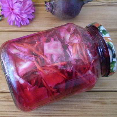 Быстрая маринованная капуста со свеклой
