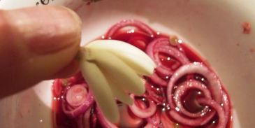 лук, маринованный в гранотовом соке