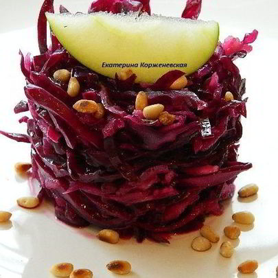 Маринованная капуста с яблоками и кедровыми орехами