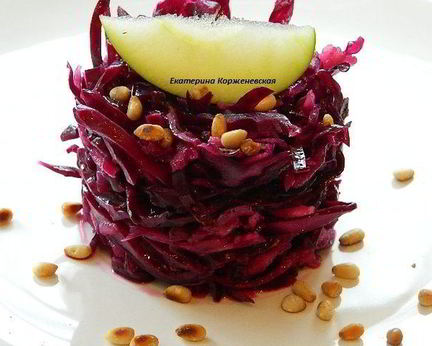 Маринованная капуста с яблоками и кедровыми орехами