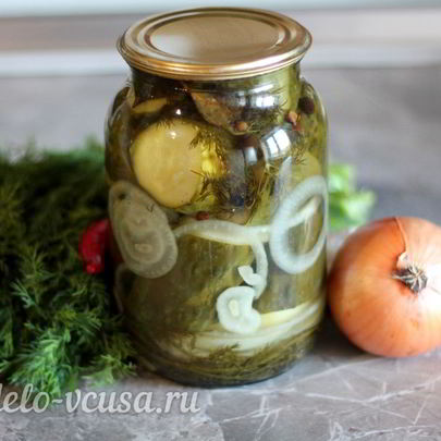 Маринованные огурцы с луком