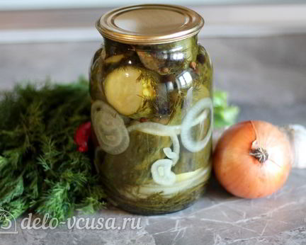 Маринованные огурцы с луком