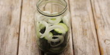 маринованные огурцы с луком