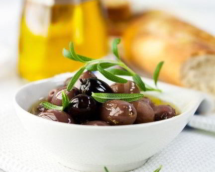 Маринованные оливки с лимоном, тимьяном и розмарином