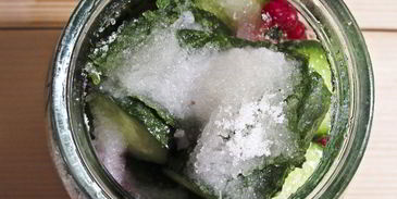 огурцы маринованные с красной смородиной