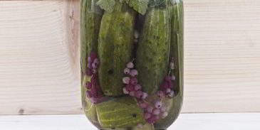 огурцы маринованные с красной смородиной