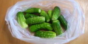 быстрые малосольные огурцы в пакете