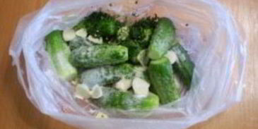 быстрые малосольные огурцы в пакете