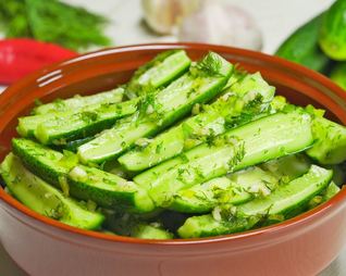 Малосольные огурцы с чесноком и перцем