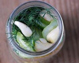 Малосольные огурцы с минералкой