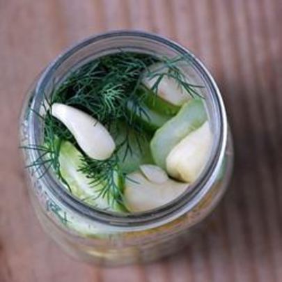 Малосольные огурцы с минералкой