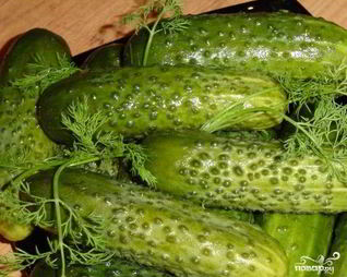 Малосольные огурцы в холодной воде