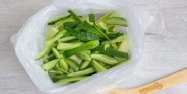 малосольные овощи в пакете