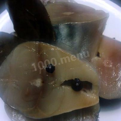 Соленая скумбрия пряного посола с душистым перцем