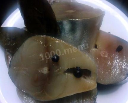 Соленая скумбрия пряного посола с душистым перцем