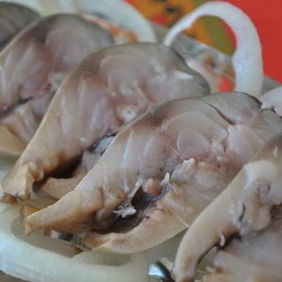 Соленая скумбрия с черносливом