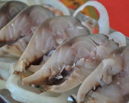 Соленая скумбрия с черносливом