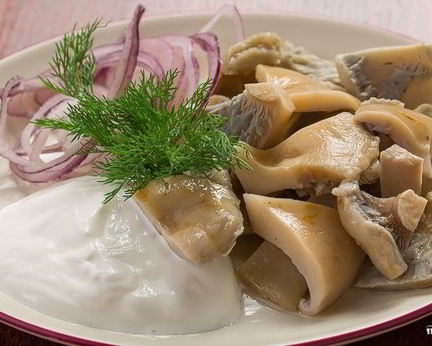 Соленые грибы со сметаной