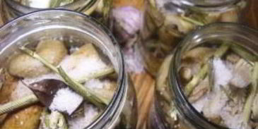 соленые грибы со сметаной