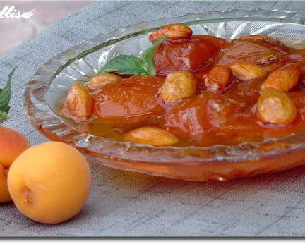 Абрикосовое варенье с миндалем