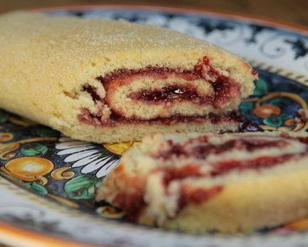 Рулет с малиновым вареньем