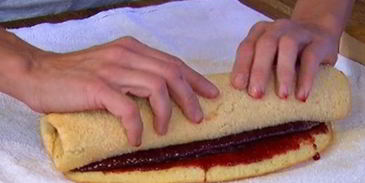 рулет с малиновым вареньем