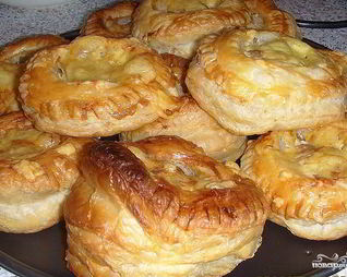 Беляши из слоеного теста