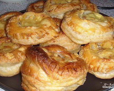 Беляши из слоеного теста
