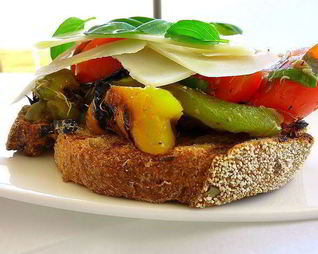 Брускетта c жареным перцем