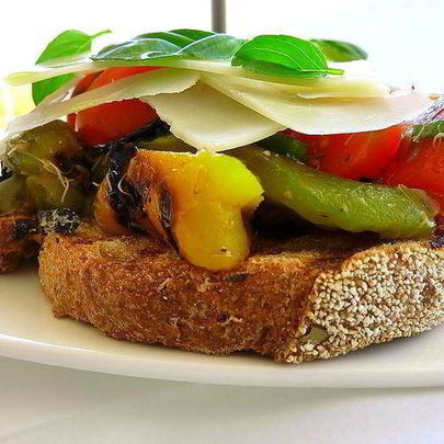 Брускетта c жареным перцем