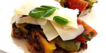 брускетта c жареным перцем