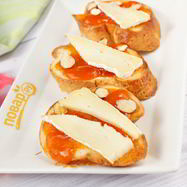 Рецепт Брускетты с абрикосом, миндалем и сыром