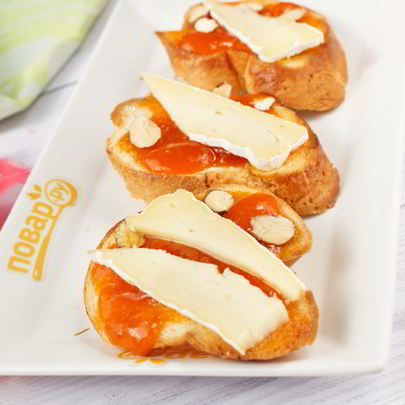 Брускетта с абрикосом, миндалем и сыром