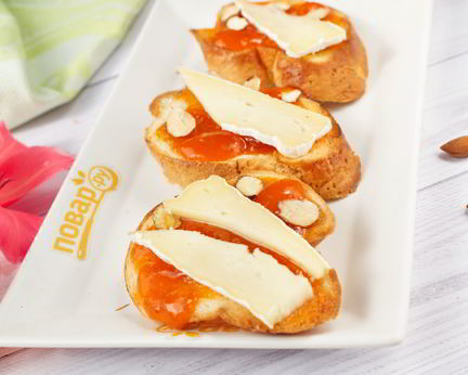 Брускетта с абрикосом, миндалем и сыром