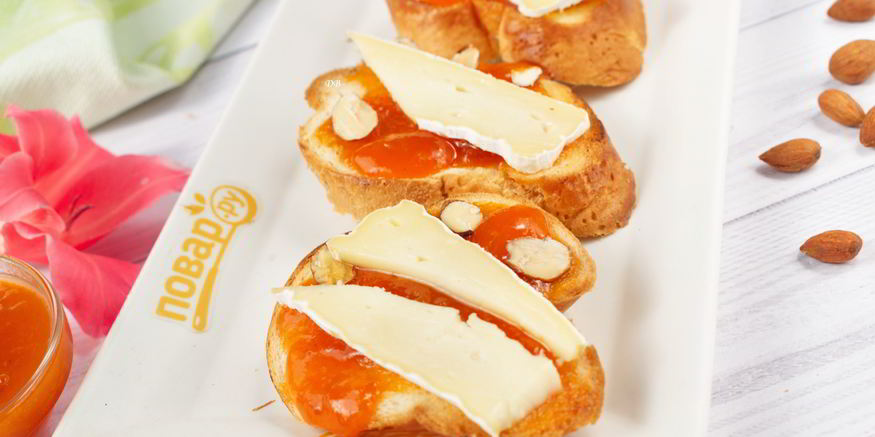 Рецепт брускетты с абрикосом, миндалем и сыром