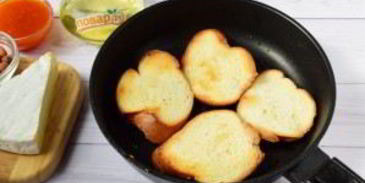 брускетта с абрикосом, миндалем и сыром