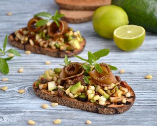 Брускетта с авокадо и грушей