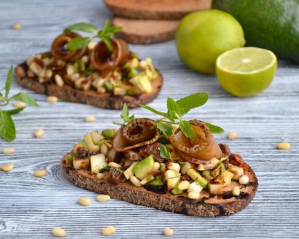 Брускетта с авокадо и грушей