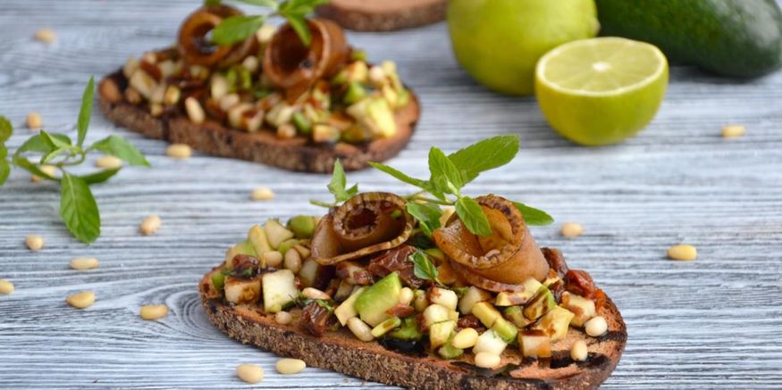 Рецепт брускетты с авокадо и грушей