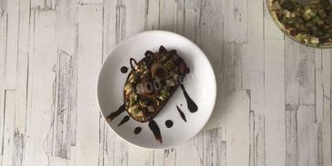 брускетта с авокадо и грушей