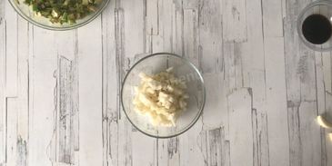 брускетта с авокадо и грушей