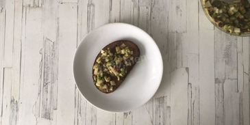 брускетта с авокадо и грушей