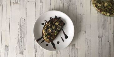 брускетта с авокадо и грушей