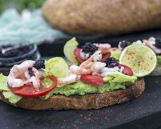 Брускетта с авокадо и сладкой креветкой