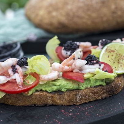 Брускетта с авокадо и сладкой креветкой