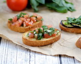 Брускетта с баклажанами и помидорами