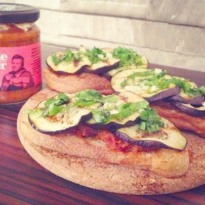 Брускетта с баклажанами, мятой и топпингом