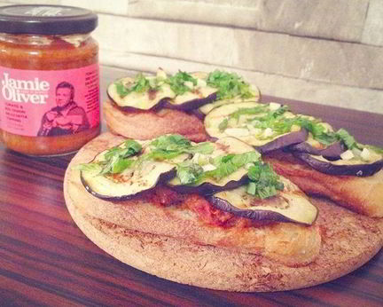 Брускетта с баклажанами, мятой и топпингом