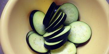 брускетта с баклажанами, мятой и топпингом