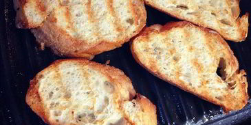 брускетта с баклажанами, мятой и топпингом